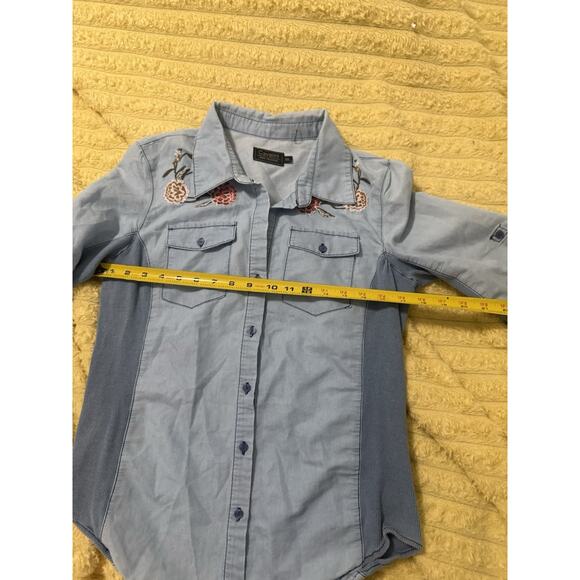 Cavalini Denim Collection Blue Embriodered Floral roses Button-up Shirt Medium - Picture 2 of 9